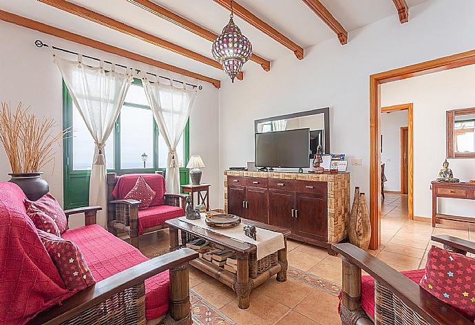 Open-plan living room with dining area, WiFi internet, satellite TV, and terrace access . - Villa Sol y Mar . (Galleria fotografica) }}