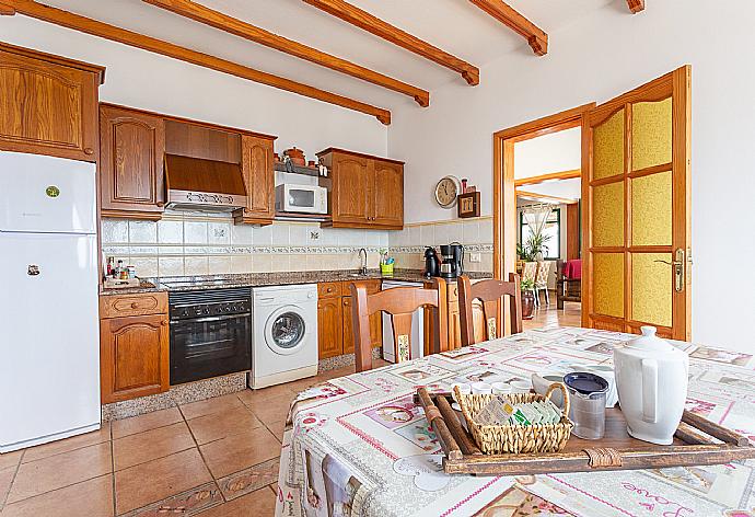 Equipped kitchen and dining area . - Villa Sol y Mar . (Galleria fotografica) }}