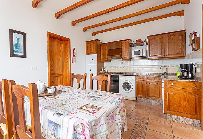 Equipped kitchen and dining area . - Villa Sol y Mar . (Fotogalerie) }}