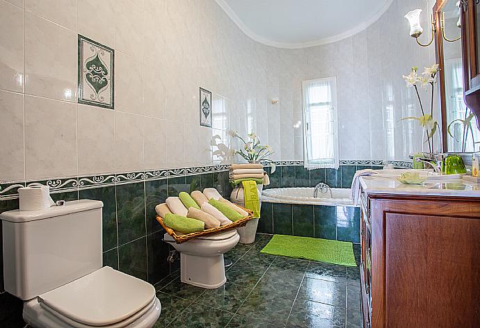 Family bathroom with bath and shower . - Villa Sol y Mar . (Photo Gallery) }}