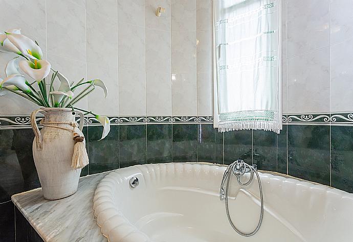 Family bathroom with bath and shower . - Villa Sol y Mar . (Fotogalerie) }}