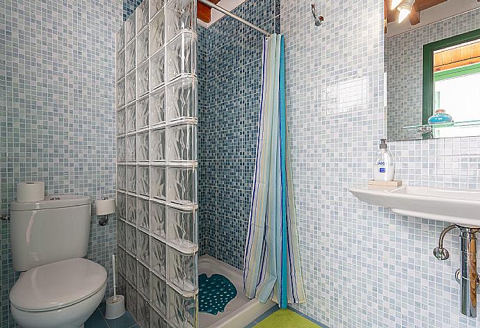 Family bathroom with shower . - Villa Sol y Mar . (Fotogalerie) }}