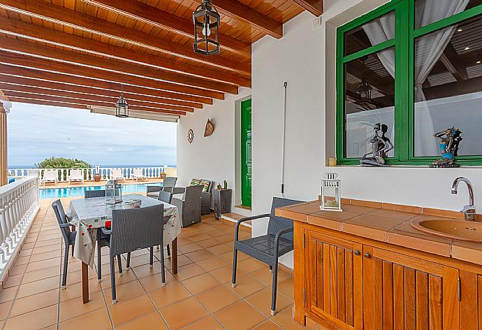 Outdoor dining and BBQ area . - Villa Sol y Mar . (Galería de imágenes) }}