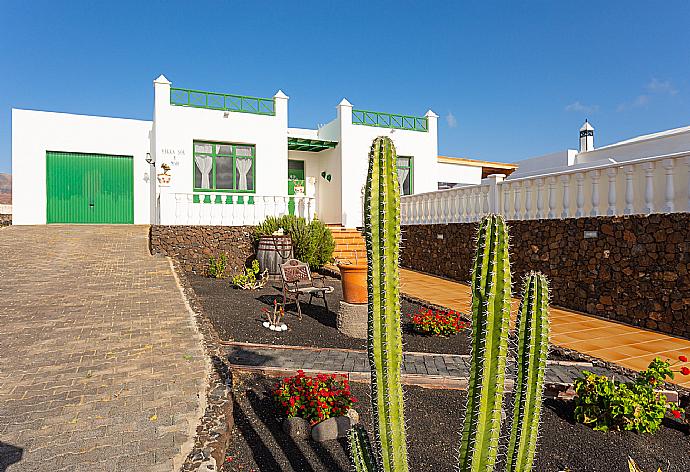 Garden area . - Villa Sol y Mar . (Galerie de photos) }}