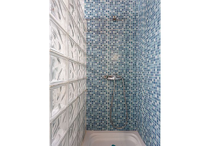 Family bathroom with shower . - Villa Sol y Mar . (Galerie de photos) }}