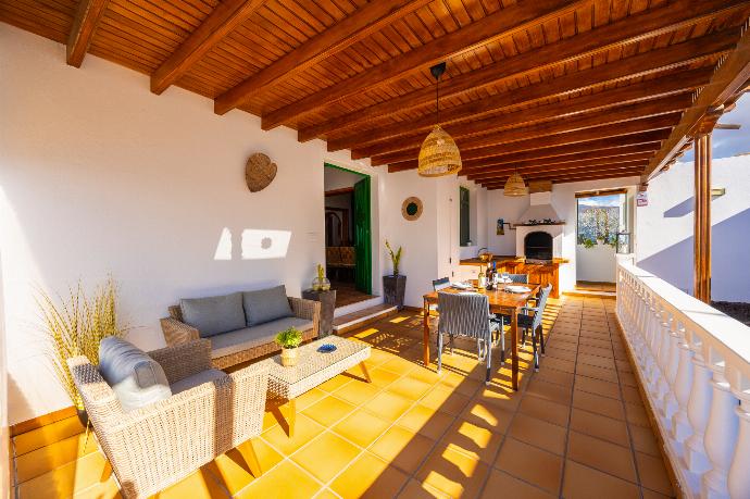 Sheltered terrace area . - Villa Sol y Mar . (Photo Gallery) }}