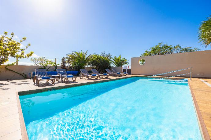 Private pool and terrace . - Villa Santana . (Fotogalerie) }}