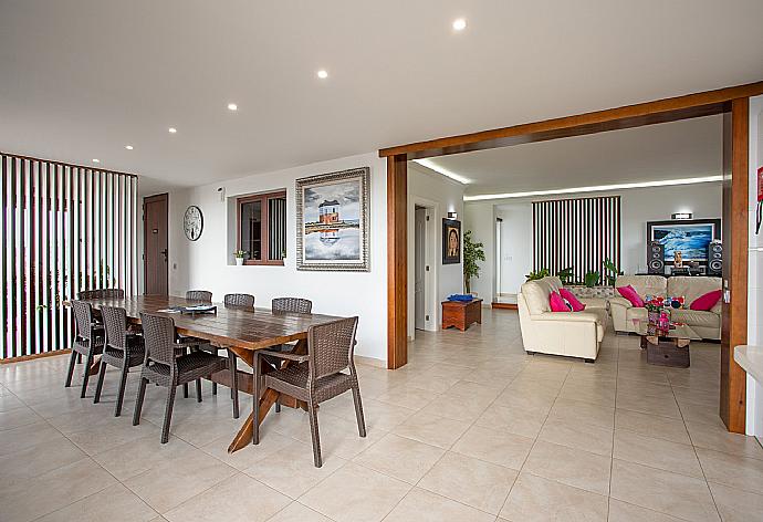 Open-plan living room with sofas, dining area, kitchen, ornamental fireplace, WiFi internet, satellite TV, DVD player, and pool terrace access . - Villa Santana . (Fotogalerie) }}