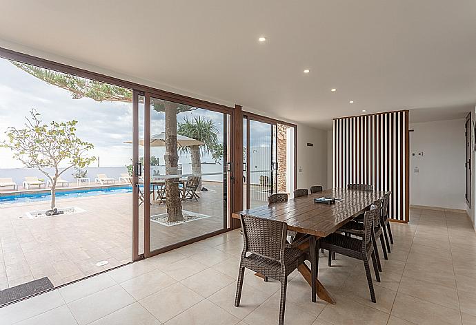 Open-plan living room with sofas, dining area, kitchen, ornamental fireplace, WiFi internet, satellite TV, DVD player, and pool terrace access . - Villa Santana . (Fotogalerie) }}