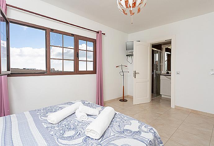 Double bedroom with en suite bathroom and TV . - Villa Santana . (Galerie de photos) }}