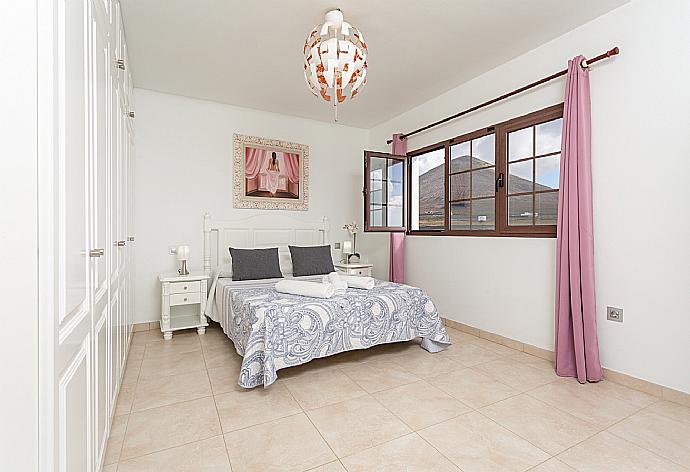 Double bedroom with en suite bathroom and TV . - Villa Santana . (Photo Gallery) }}