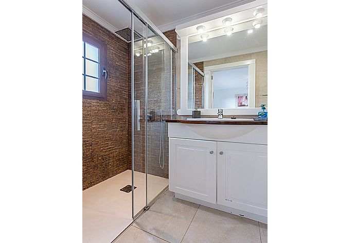 En suite bathroom with shower . - Villa Santana . (Photo Gallery) }}