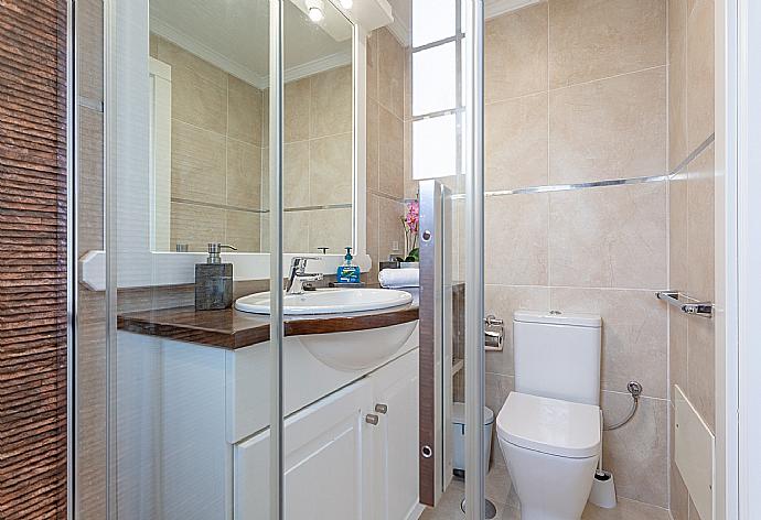 En suite bathroom with shower . - Villa Santana . (Photo Gallery) }}