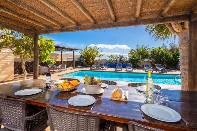 Sheltered terrace area . - Villa Santana . (Galerie de photos) }}