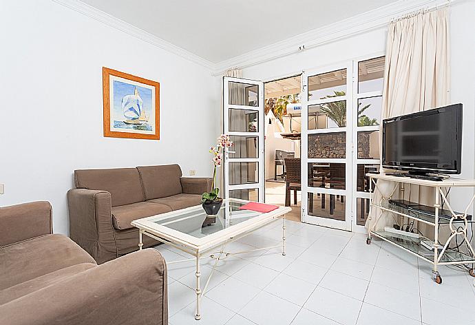 Living room with A/C, WiFi internet, satellite TV, DVD player, and terrace access . - Villa Casita Cinco . (Fotogalerie) }}