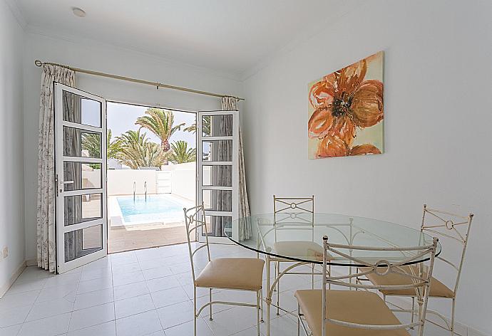 Open-plan dining area with kitchen and terrace access . - Villa Casita Cinco . (Fotogalerie) }}