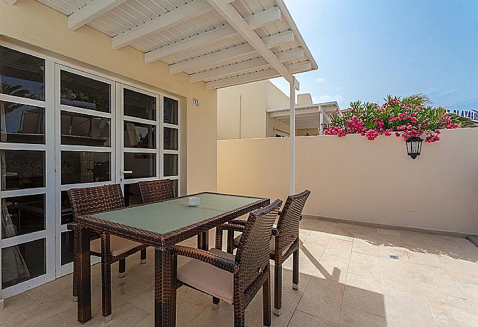 Terrace with sheltered outdoor dining area . - Villa Casita Cinco . (Fotogalerie) }}