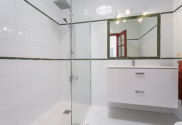 Family bathroom with overhead shower . - Villa Casita Cinco . (Photo Gallery) }}