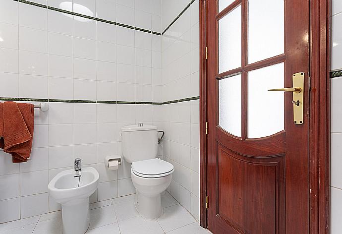 Family bathroom with overhead shower . - Villa Casita Cinco . (Fotogalerie) }}