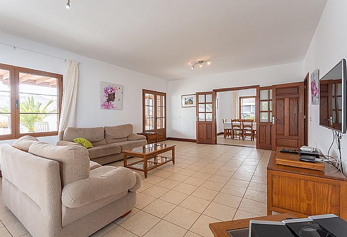 Living room with A/C, WiFi internet, satellite TV, DVD player, and terrace access . - Villa Dorada . (Fotogalerie) }}