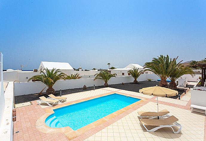 Private pool and terrace . - Villa Dorada . (Fotogalerie) }}