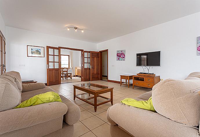 Living room with A/C, WiFi internet, satellite TV, DVD player, and terrace access . - Villa Dorada . (Fotogalerie) }}