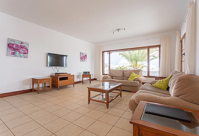 Living room with A/C, WiFi internet, satellite TV, DVD player, and terrace access . - Villa Dorada . (Fotogalerie) }}