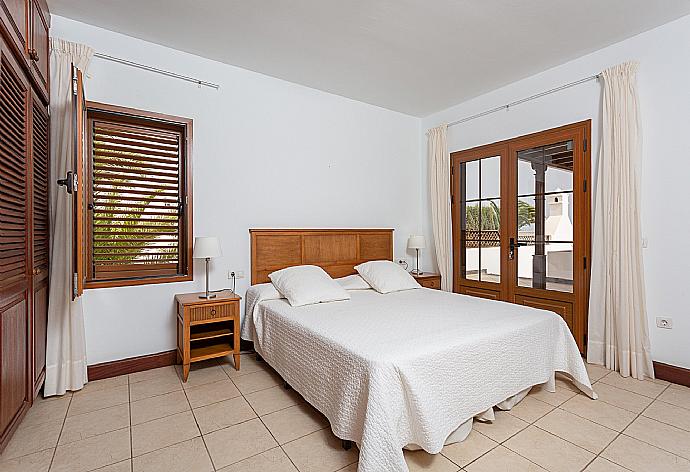 Double bedroom with en suite bathroom . - Villa Dorada . (Galerie de photos) }}