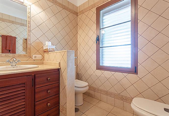 En suite bathroom with bath and overhead shower . - Villa Dorada . (Galerie de photos) }}