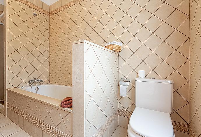 Family bathroom with bath and two overhead showers . - Villa Dorada . (Photo Gallery) }}