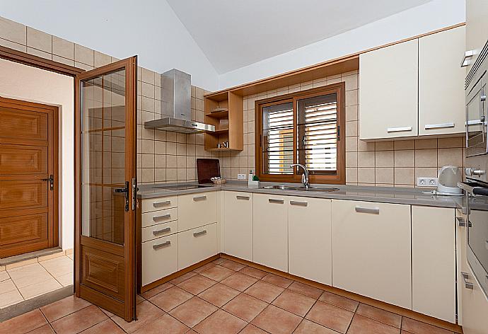 Equipped kitchen . - Villa Dorada . (Galerie de photos) }}