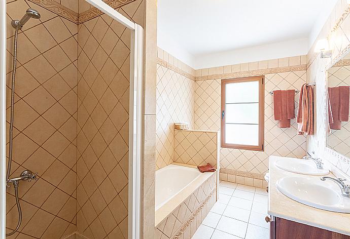 Family bathroom with bath and two overhead showers . - Villa Dorada . (Photo Gallery) }}