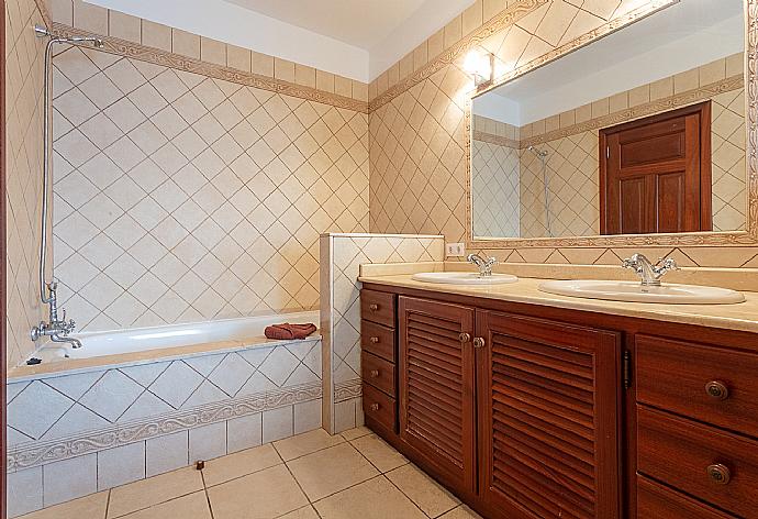 En suite bathroom with bath and overhead shower . - Villa Dorada . (Galleria fotografica) }}