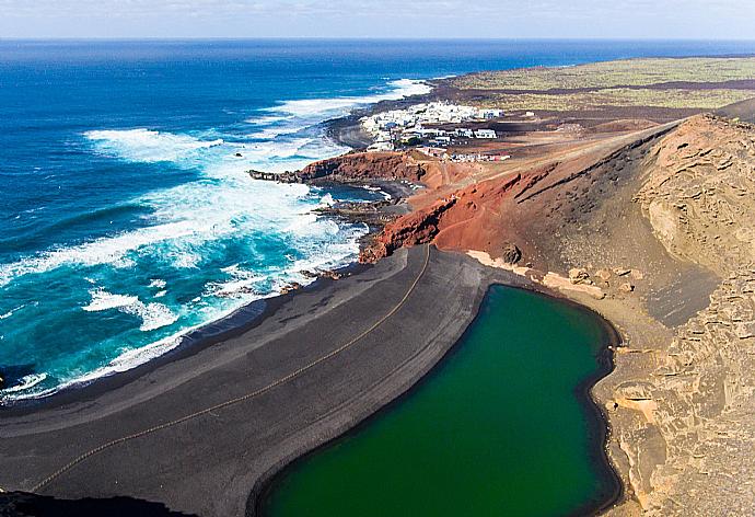 El Golfo and Lago Verde . - Villa Dorada . (Galerie de photos) }}