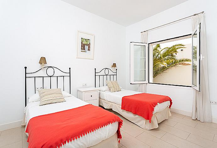 Twin bedroom with en suite bathroom . - Villa Mar Azul . (Fotogalerie) }}