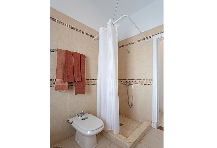 En suite bathroom with overhead shower . - Villa Mar Azul . (Galleria fotografica) }}