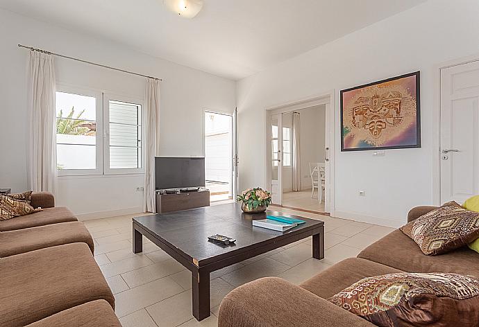 Living room with A/C, WiFi internet, satellite TV, DVD player, and terrace access . - Villa Mar Azul . (Galerie de photos) }}