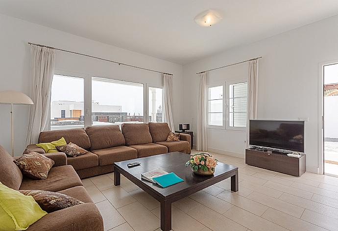 Living room with A/C, WiFi internet, satellite TV, DVD player, and terrace access . - Villa Mar Azul . (Galerie de photos) }}