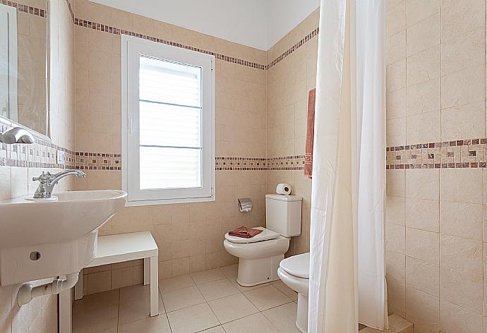 En suite bathroom with overhead shower . - Villa Mar Azul . (Галерея фотографий) }}