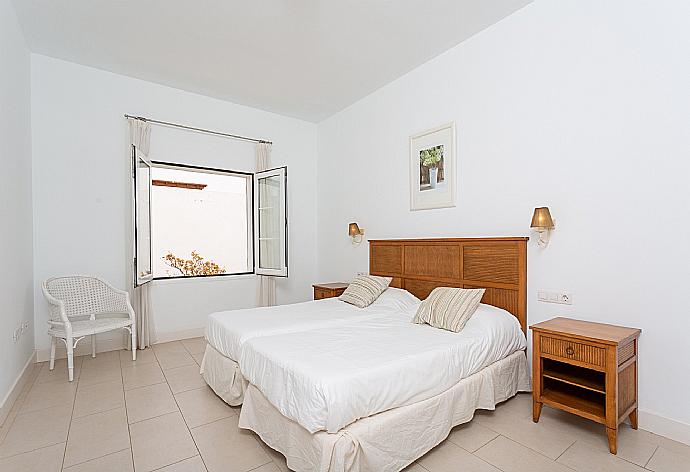 Twin bedroom with en suite bathroom . - Villa Mar Azul . (Fotogalerie) }}