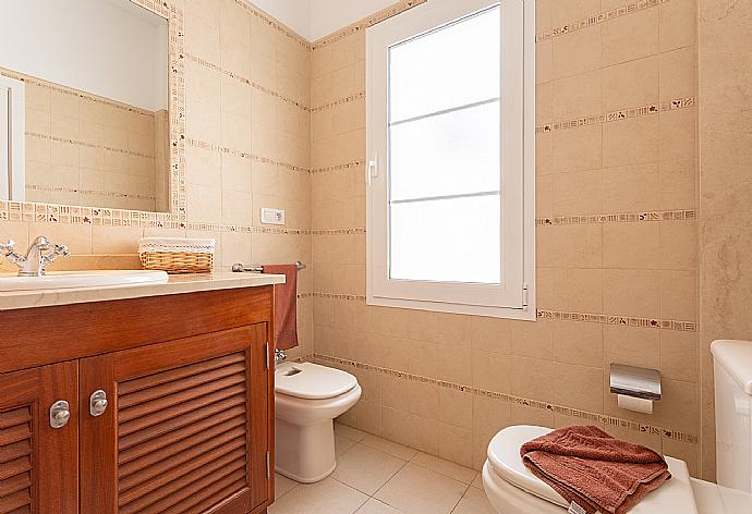 En suite bathroom with overhead shower . - Villa Mar Azul . (Photo Gallery) }}