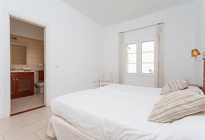 Twin bedroom with en suite bathroom . - Villa Mar Azul . (Fotogalerie) }}