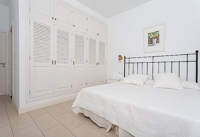 Double bedroom with en suite bathroom . - Villa Mar Azul . (Galleria fotografica) }}