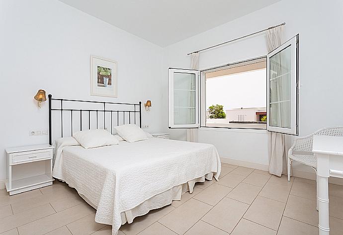 Double bedroom with en suite bathroom . - Villa Mar Azul . (Galleria fotografica) }}