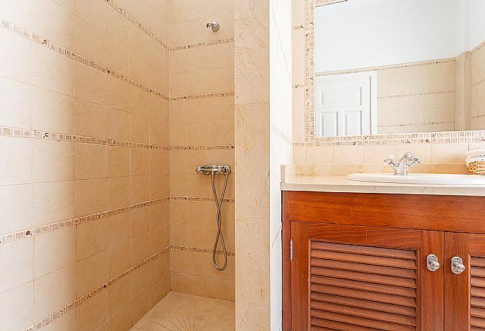 En suite bathroom with overhead shower . - Villa Mar Azul . (Photo Gallery) }}