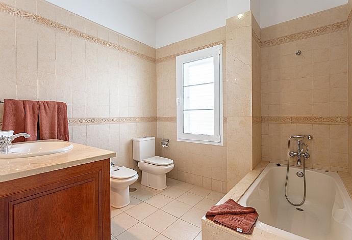 En suite bathroom with bath and overhead shower . - Villa Mar Azul . (Fotogalerie) }}