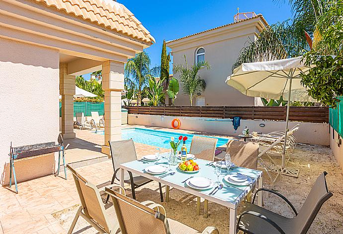 Terrace area . - Villa Koula . (Photo Gallery) }}