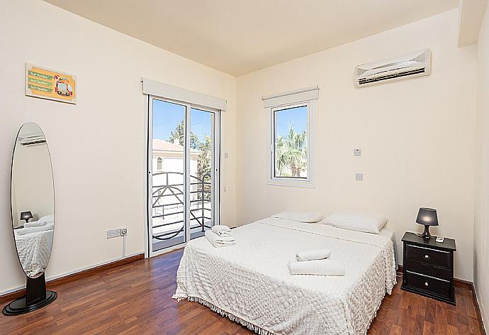 Double bedroom with en suite bathroom and A/C . - Villa Koula . (Photo Gallery) }}
