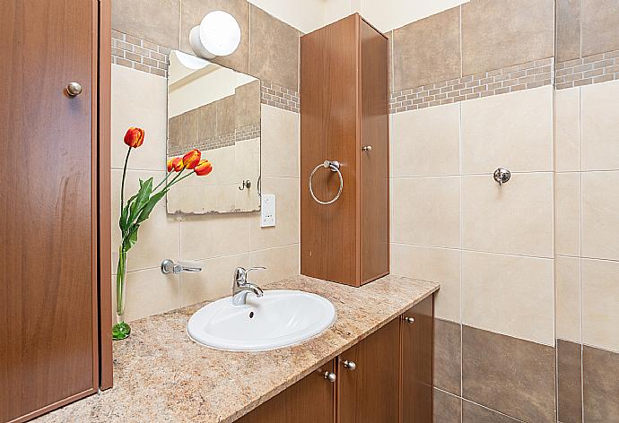 En suite bathroom with bath and shower . - Villa Miracle . (Fotogalerie) }}