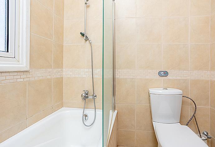 Family bathroom with bath and shower . - Villa Koula . (Photo Gallery) }}